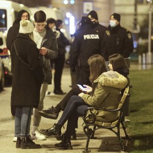 Policija pred HNK nadzire javna okupljanja