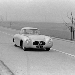 Mercedes-Benz 300 SL trkaći automobil (W 194) na press prezentaciji 1952.