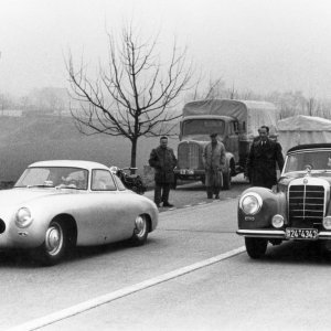 Mercedes-Benz 300 SL trkaći automobil (W 194) pokraj Mercedes-Benza 300 S Cabriolet (W 188) na press prezentaciji 1952.