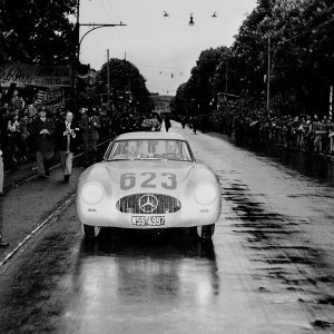 'Mille Miglia', svibanj 1952. Karl Kling i Hans Klenk (startni broj 623) su osvojili drugo mjesto u generalnom plasmanu s Mercedes-Benz 300 SL trkaćim sportskim automobilom (W 194)