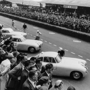 '24 sata Le Mansa', 14. – 15. lipanj 1952. Marka je osvojila 1-2 pobjedu s Mercedes-Benz 300 SL trkaćim automobilom (W 194)