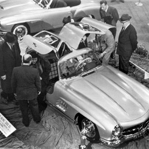 Mercedes-Benz 300 SL Coupé (W 198) ispred 190 SL Roadstera, premijera na International Motor Sports Show-u u New Yorku, 6.-14. veljače 1954.