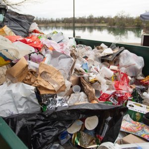 Smeće na Jarunu nakon noćnog druženja mladih