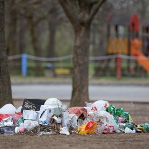 Smeće na Jarunu nakon noćnog druženja mladih