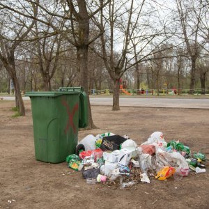 Smeće na Jarunu nakon noćnog druženja mladih