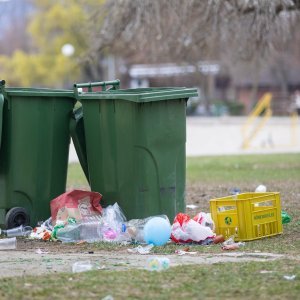 Smeće na Jarunu nakon noćnog druženja mladih