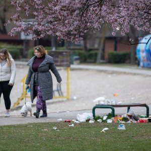 Smeće na Jarunu nakon noćnog druženja mladih