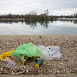 Smeće na Jarunu nakon noćnog druženja mladih