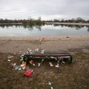 Smeće na Jarunu nakon noćnog druženja mladih