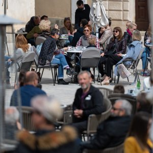 Stanovnici Zadra iskoristili sunce i lijepo vrijeme za šetnju rivom