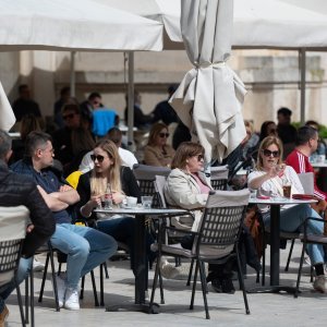 Stanovnici Zadra iskoristili sunce i lijepo vrijeme za šetnju rivom