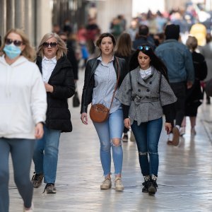 Stanovnici Zadra iskoristili sunce i lijepo vrijeme za šetnju rivom