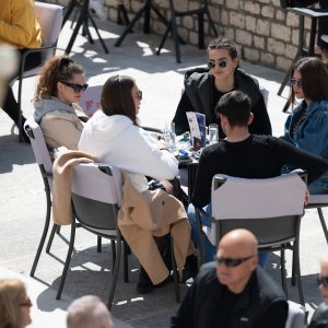 Stanovnici Zadra iskoristili sunce i lijepo vrijeme za šetnju rivom