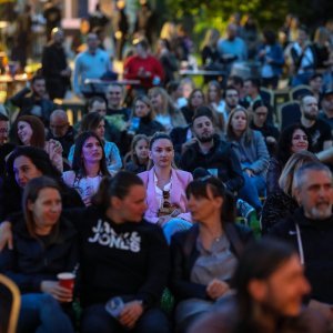 Rundek i Ekipa u dvorištu Akademije likovnih umjetnosti