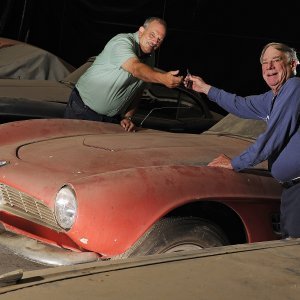 Jack Castor predaje ključeve BMW-a 507 Elvisa Presleya