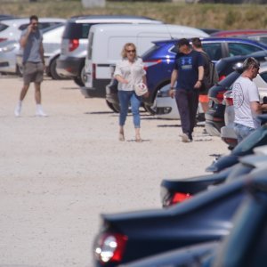 Građani se sunčaju i kupaju na plaži Žnjan