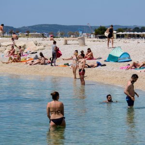 Građani se sunčaju i kupaju na plaži Žnjan