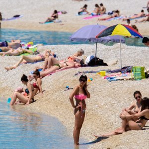 Građani se sunčaju i kupaju na plaži Žnjan