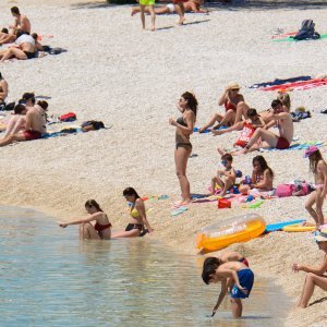 Građani se sunčaju i kupaju na plaži Žnjan