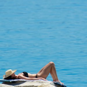 Građani se sunčaju i kupaju na plaži Žnjan