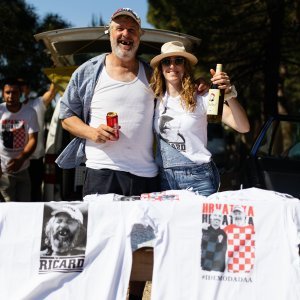 Enio Meštrović poznatiji kao Ričard prodaje majice na benkovačkom sajmu