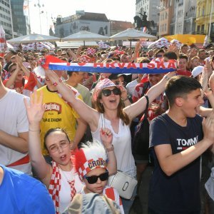 Navijači u fun zoni na Trgu bana Jelačića u Zagrebu