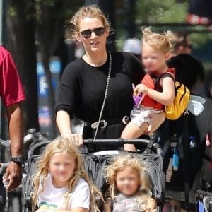 Blake Lively s kćerkicama