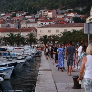 Okupljanje ljudi uoči koncerta