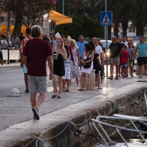 Okupljanje ljudi uoči koncerta