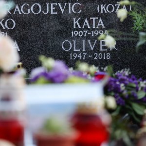 U popodnevnim satima mnogi su obišli Oliverov grob