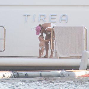 Tamara Ecclestone sa suprugom i kćerima uživa u ljetnim radostima