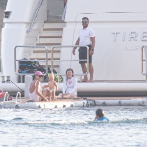Tamara Ecclestone sa suprugom i kćerima uživa u ljetnim radostima