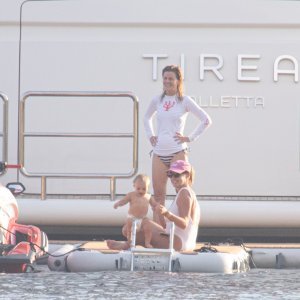 Tamara Ecclestone sa suprugom i kćerima uživa u ljetnim radostima