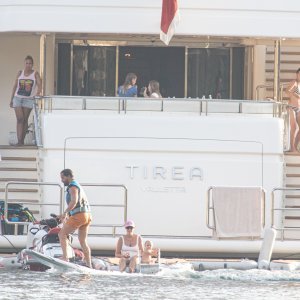 Tamara Ecclestone sa suprugom i kćerima uživa u ljetnim radostima