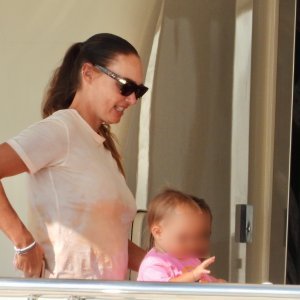 Tamara Ecclestone u društvu supruga, kćeri i prijatelja u Trogiru