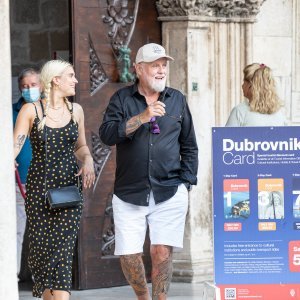 Bob Geldof u društvu supruge i bubnjara grupe Queen prošetao Dubrovnikom