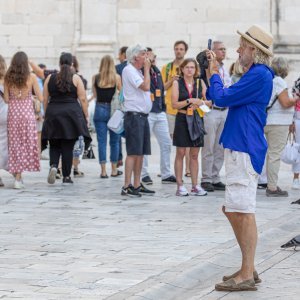 Bob Geldof u društvu supruge i bubnjara grupe Queen prošetao Dubrovnikom