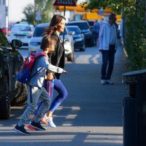 Severina dovodi sina u osnovnu školu Matije Gupca