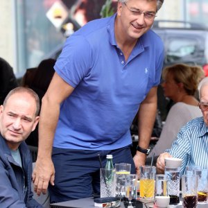 Andrej Plenković popio kavu s Božom Biškupićem i prijateljima