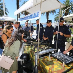 Prezentacija policijske opreme i vozila povodom nadolazeceg Dana policije