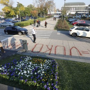 Zbog uklanjanja murala išarao pločnik ispred zagrebačkog poglavarstva