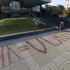 Zbog uklanjanja murala išarao pločnik ispred zagrebačkog poglavarstva