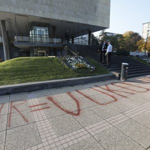 Zbog uklanjanja murala išarao pločnik ispred zagrebačkog poglavarstva