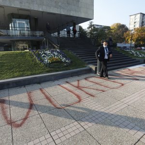 Zbog uklanjanja murala išarao pločnik ispred zagrebačkog poglavarstva