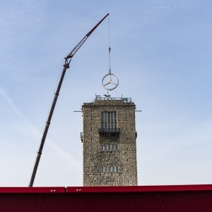 100 godina Mercedesove trokrake zvijezde uokvirene prstenom