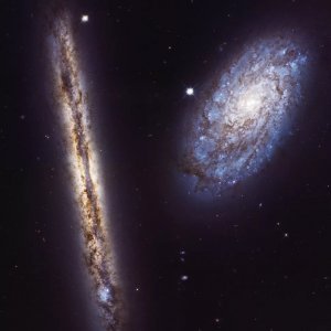 Spiralne galaksije NGC 4302 i NGC 4298