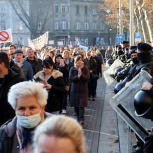 Policija osigurava prosvjed protiv covid potvrda