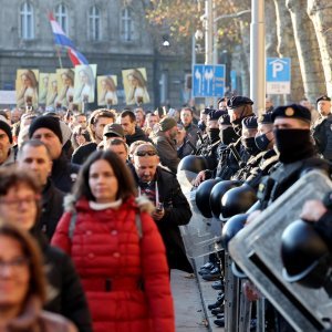 Policija osigurava prosvjed protiv covid potvrda