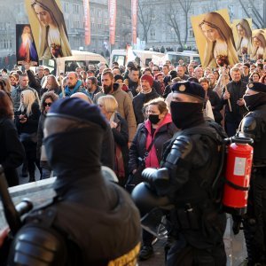 Policija osigurava prosvjed protiv covid potvrda