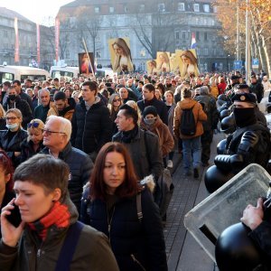 Policija osigurava prosvjed protiv covid potvrda